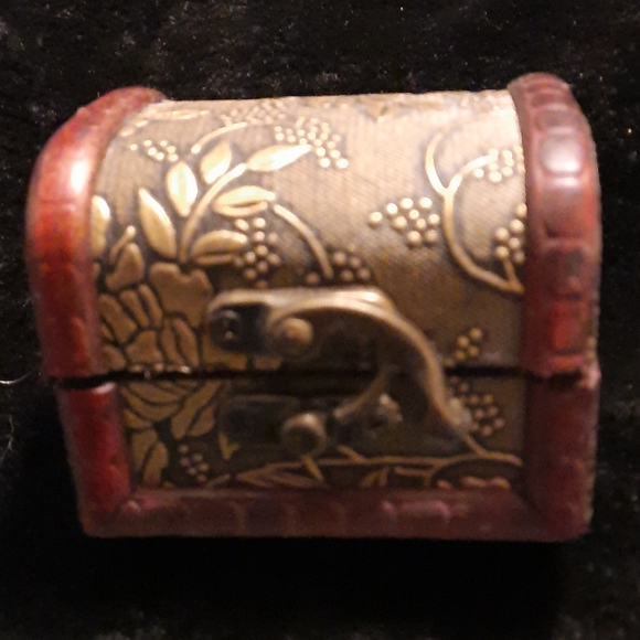 Beautiful Engraved Teak Wood Box w/Decorative - Picture 1 of 3
